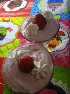 Una foto de Mousse de frutillas 🍊🍓🍓🍓🍊🍊🍊🍊
