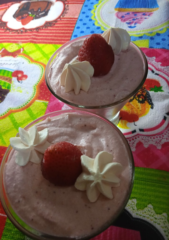 Una foto de Mousse de frutillas 🍊🍓🍓🍓🍊🍊🍊🍊