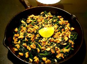 Una foto de Espinacas con nueces y ghee (Keto)