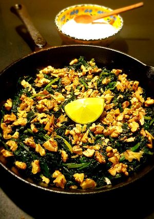 Una foto de Espinacas con nueces y ghee (Keto)