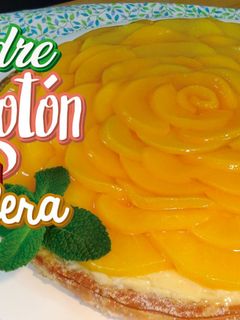 Una foto de Tarta de melocotón (durazno) de hojaldre y crema pastelera