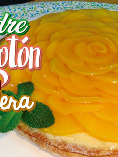 Una foto de Tarta de melocotón (durazno) de hojaldre y crema pastelera