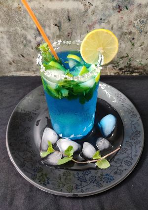 ব্লু কুর্যাকো লেমনেড (Blue curacao lemonade recipe in Bengali) রেসিপির প্রধান ছবি