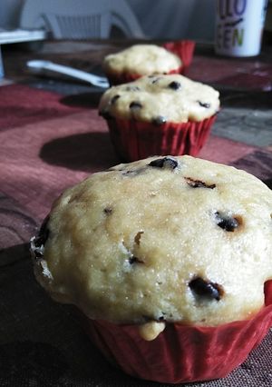 Una foto de Muffins de plátano con chispas de chocolate