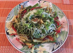 Una foto de Spaguettis de verdura con verduritas salteadas