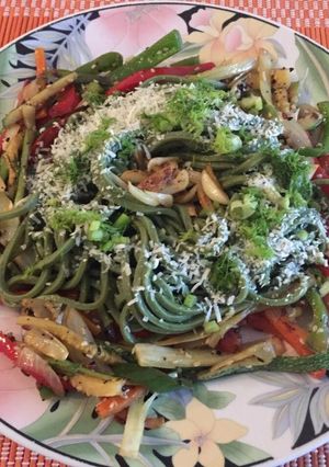 Una foto de Spaguettis de verdura con verduritas salteadas