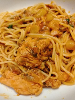 Una foto de Espaguetis con Pollo & Papas