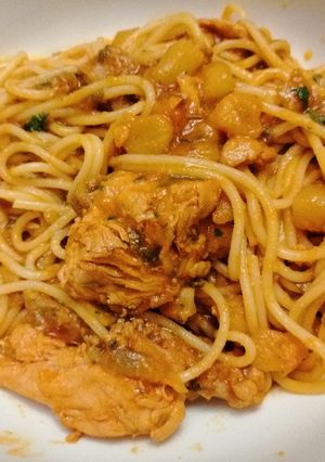 Una foto de Espaguetis con Pollo & Papas