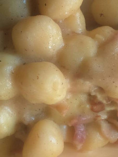 Una foto de Ñoquis con bacon y ajo