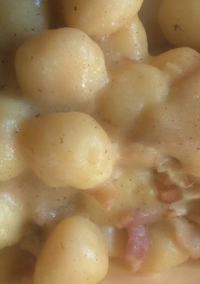 Una foto de Ñoquis con bacon y ajo