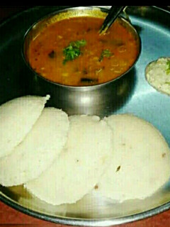 इडली सांबर (Idli Sambar recipe in Hindi) रेसिपी मुख्य फोटो
