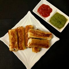 A picture of Bread and Paneer Cigars.