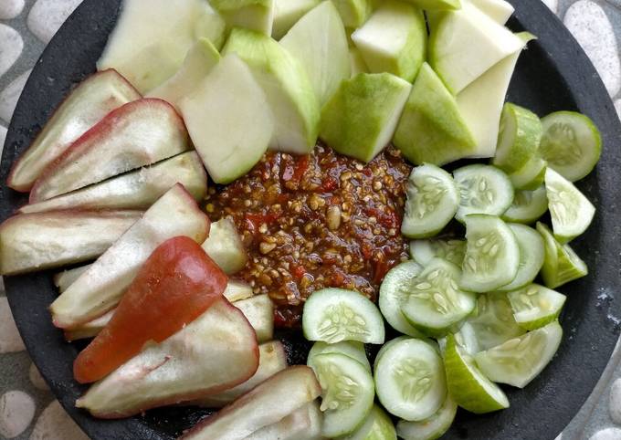 Cara Gampang Menyiapkan Rujak buah, Lezat Sekali