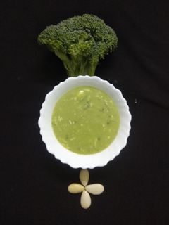 બ્રોકોલી આલમંડ સુપ (Broccoli Almond Soup Recipe In Gujarati) રેસીપી મુખ્ય ફોટો