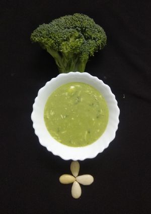 બ્રોકોલી આલમંડ સુપ (Broccoli Almond Soup Recipe In Gujarati) રેસીપી મુખ્ય ફોટો