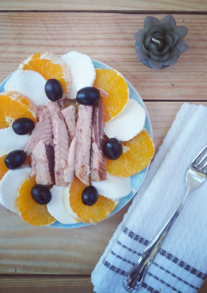 Una foto de Ensalada de naranja y queso fresco