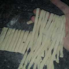 A picture of Fideos caseros con salsa de tomates natural.