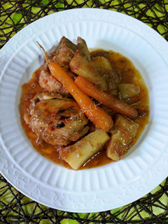 Una foto de Pollo en salsa de jengibre fresco, cardamomo con patatas y zanahoria