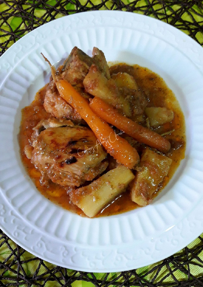 Una foto de Pollo en salsa de jengibre fresco, cardamomo con patatas y zanahoria