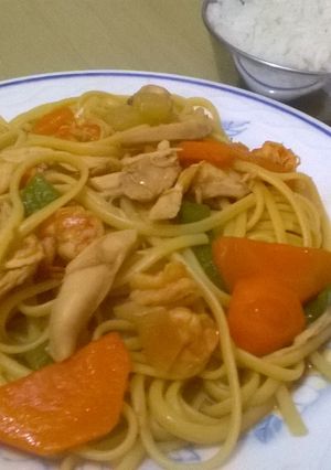 Una foto de Tallarín mar y tierra con verduras