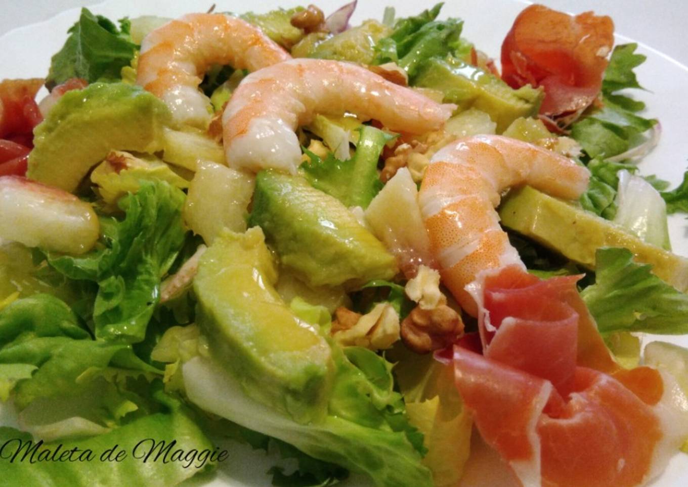 Ensalada de paraguaya, aguacate y langostinos