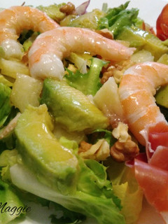 Una foto de Ensalada de paraguaya, aguacate y langostinos