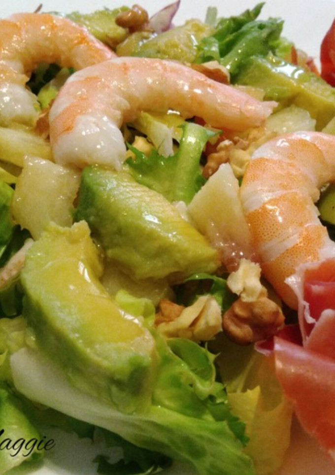 Una foto de Ensalada de paraguaya, aguacate y langostinos