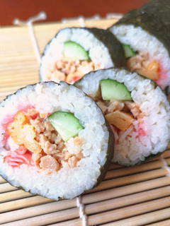 Foto di Maki Sushi di 'Soboro' (carne macinata giapponese)
