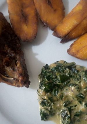 Une photo de Poulet et Bananes Plantain Grillées avec Épinards au Lait
