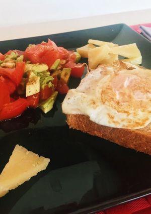 Una foto de Huevo a la plancha y ensalada de tomate y aguacate