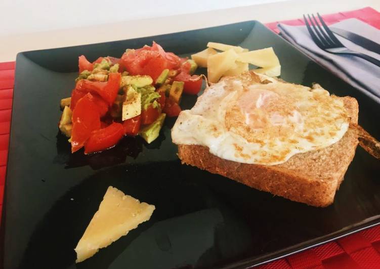 Huevo a la plancha y ensalada de tomate y aguacate