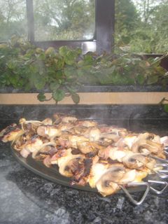 Una foto de Brochetas de pollo champis y bacon