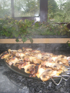 Una foto de Brochetas de pollo champis y bacon