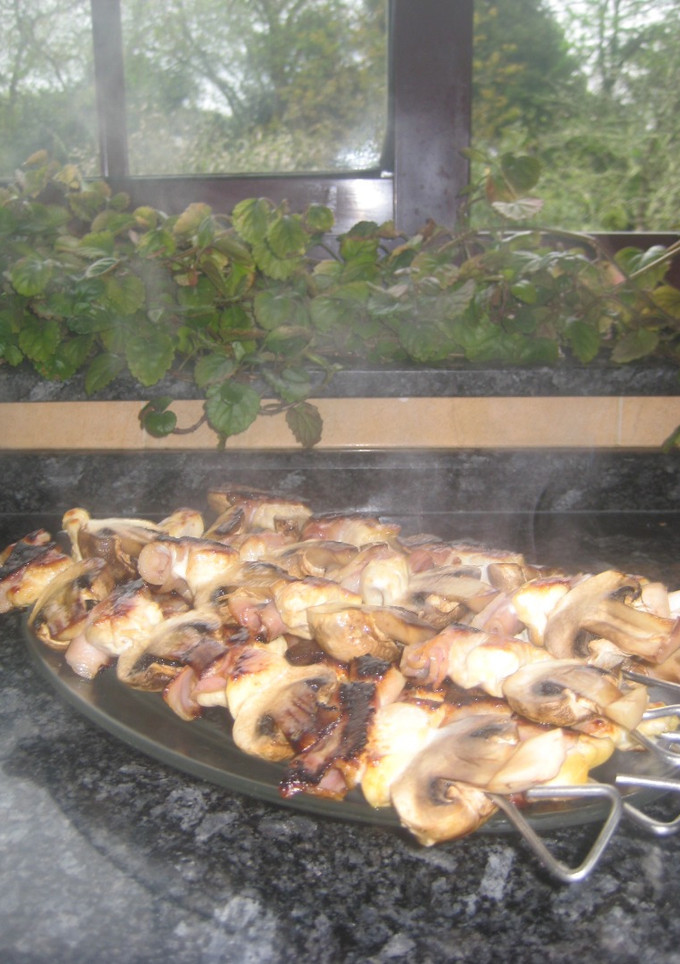 Una foto de Brochetas de pollo champis y bacon