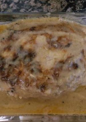 Una foto de Pollo deshuesado relleno con salsa de manzana y trufa