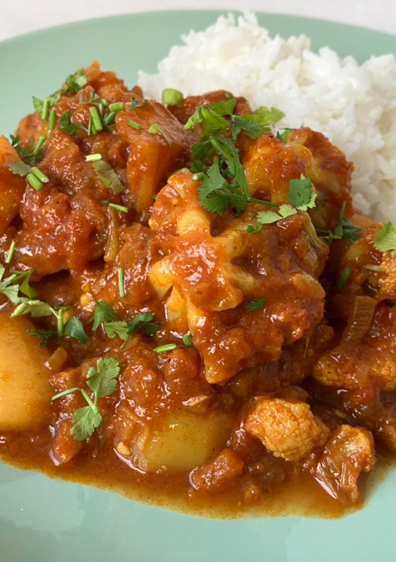 Una foto de Aloo Gobhi Malasa Curry estilo Dhaba (ढाबा स्टाइल आलू गोभी)