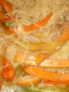 Una foto de Fideos de arroz con salsa de soja y vegetales salteados