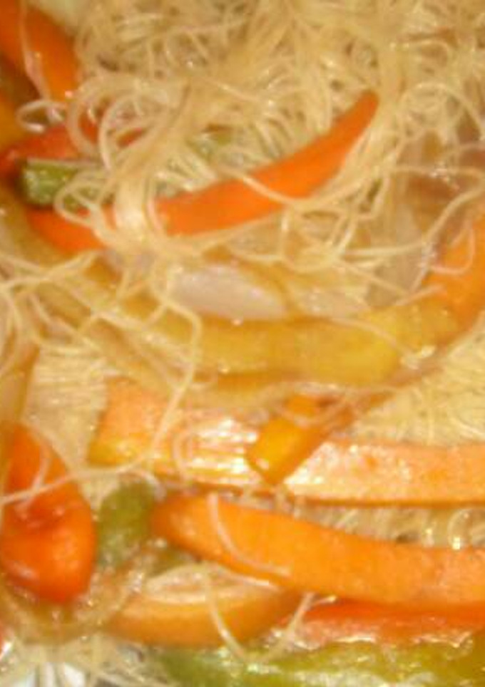 Una foto de Fideos de arroz con salsa de soja y vegetales salteados