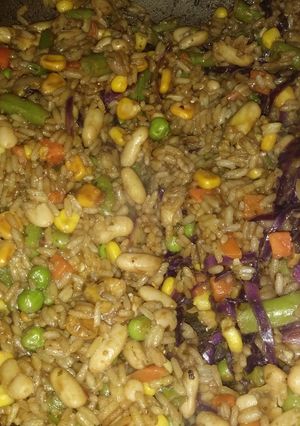 Una foto de Salteado de arroz, vegetales y alubias