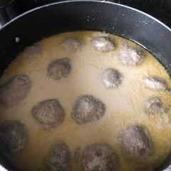 A picture of Kibbeh with cooked Yogurt.