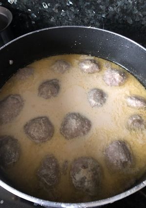 A picture of Kibbeh with cooked Yogurt.