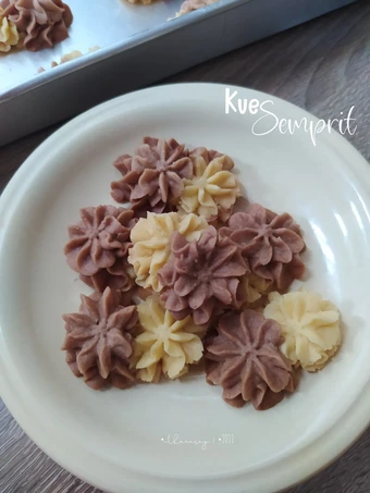 Langkah Gampang Membikin Resep Kue Semprit Dua Warna (Oven Tangkring) yang Sempurna Anti Ribet, Lezat Sekali
