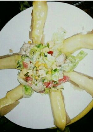 Una foto de Ensalada mixta adornada de guineos verdes con queso