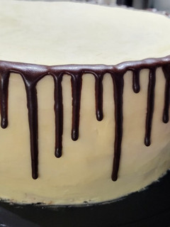 Una foto de Drip cake versión mejorada y sin crema de leche