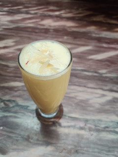 केसर बादाम मिल्क शेक (kesar badam milkshake recipe in Hindi) रेसिपी मुख्य फोटो