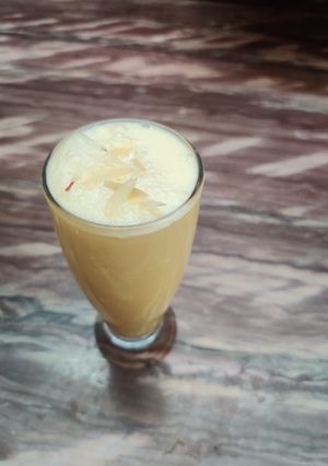 केसर बादाम मिल्क शेक (kesar badam milkshake recipe in Hindi) रेसिपी मुख्य फोटो
