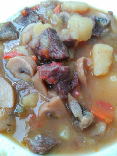 Una foto de Guisado de ternera con patatas en olla express