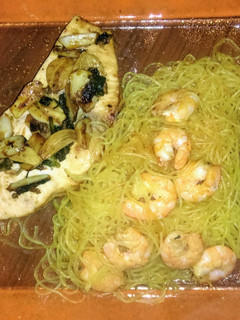 Una foto de Pez espada al ajillo y fideos cristal salteados con langostinos, curry y whisky