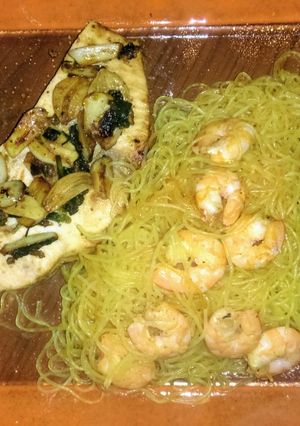 Foto principal de Pez espada al ajillo y fideos cristal salteados con langostinos, curry y whisky