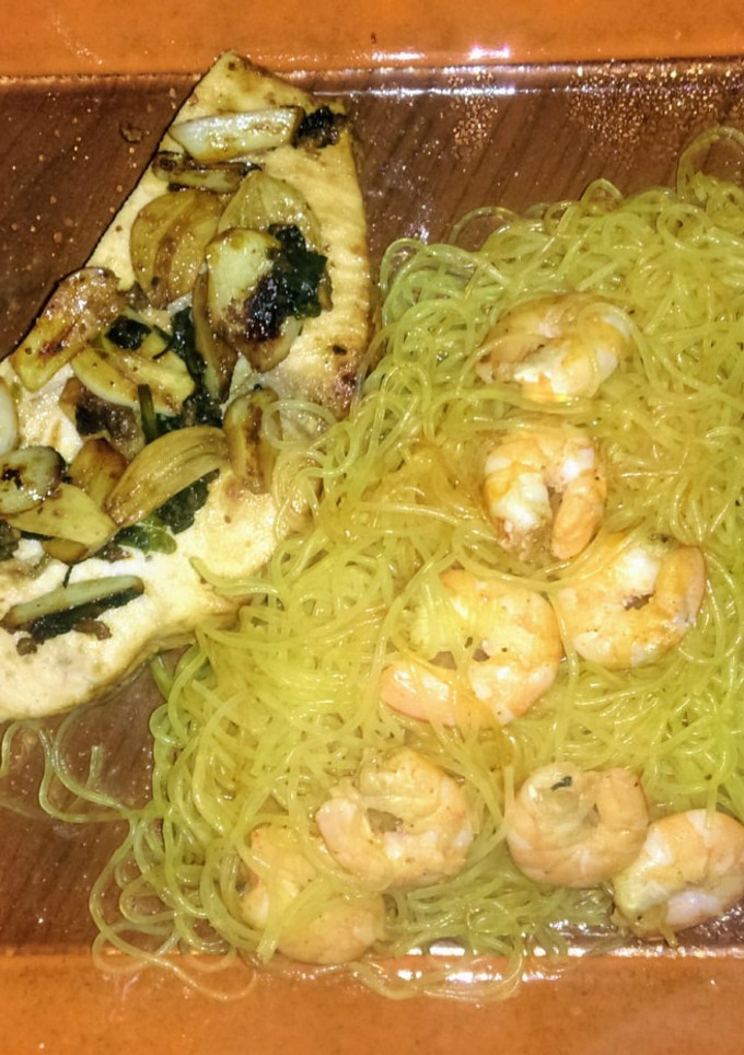 Una foto de Pez espada al ajillo y fideos cristal salteados con langostinos, curry y whisky